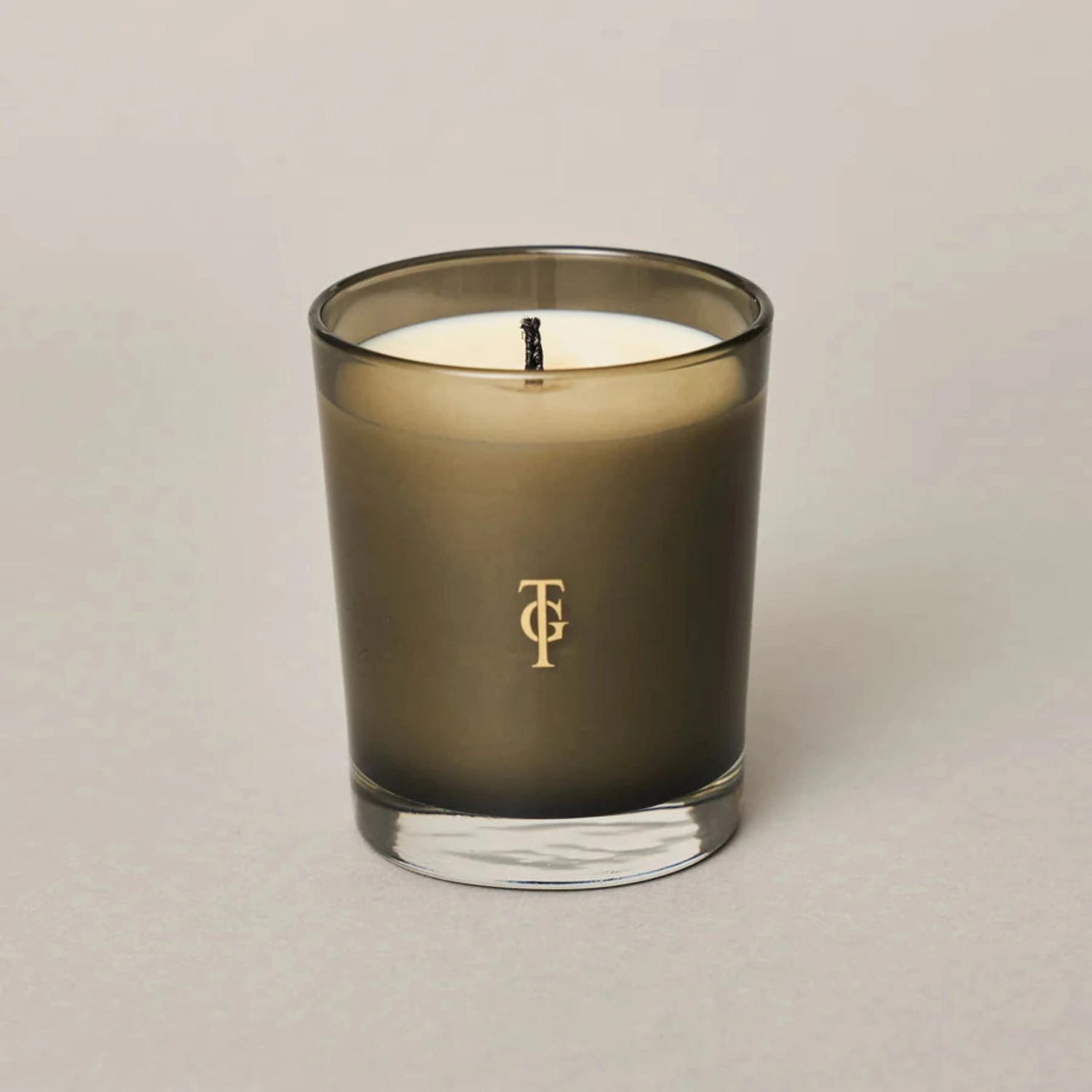 With an approx. burn time of 40 hours this English Garden Classic Candle is presented in elegant smoked glass and forms part of our Manor Range. Our unique mixture of renewable vegetable &amp; natural wax has been specially blended to provide an even &amp; clean burn, filling the room with our beautiful fragrance