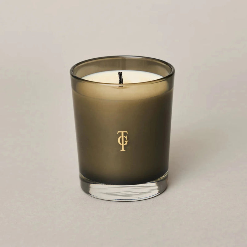 With an approx. burn time of 40 hours this English Garden Classic Candle is presented in elegant smoked glass and forms part of our Manor Range. Our unique mixture of renewable vegetable & natural wax has been specially blended to provide an even & clean burn, filling the room with our beautiful fragrance