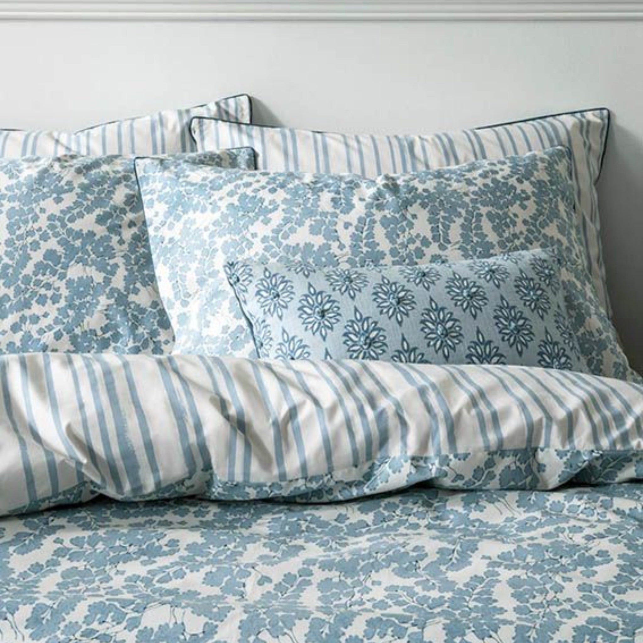 Laura Ashley Cariad Spray Newport Duvet Cover Set  Blue Kingsize